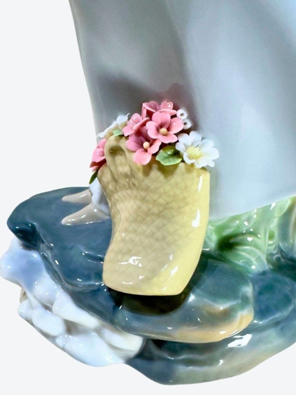 LLADRÓ Woman in the Wind Blue Dress Flower Basket Porcelain Figurine - Picture 4 of 15